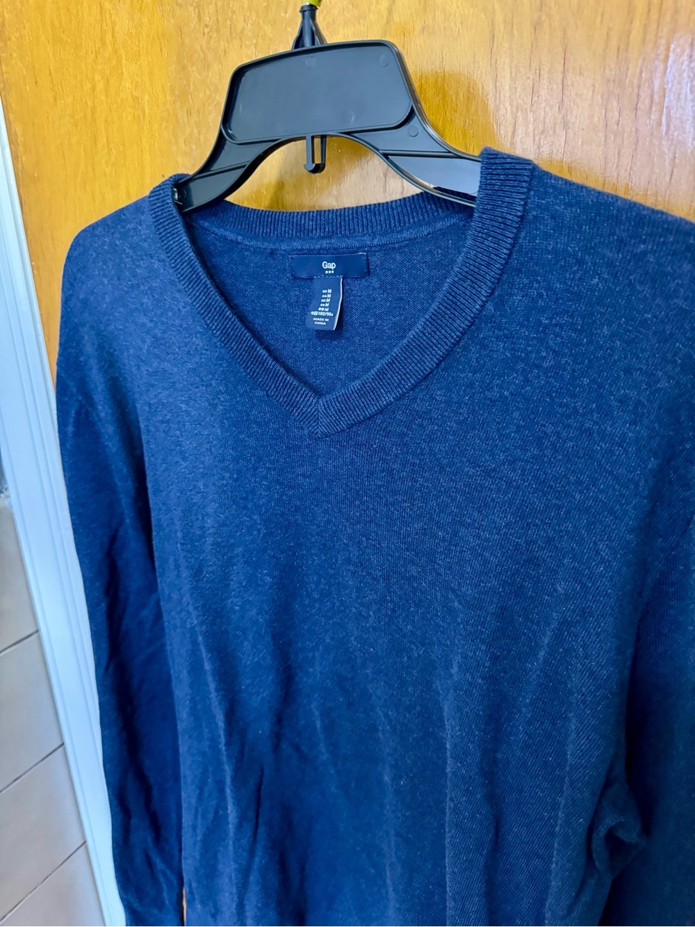 Gap Men's Navy Blue V-Neck Sweater Size Medium